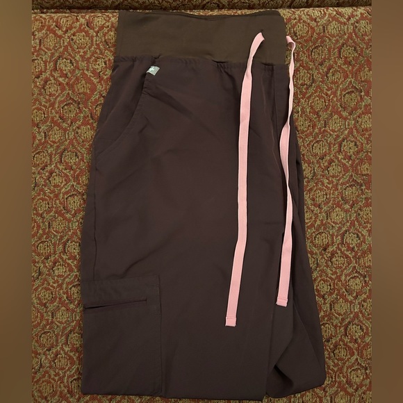 Figs jogger scrub pants in dark Fig *LIMITED EDITION COLOR* - Picture 2 of 4